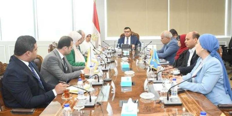وزير الإسكان يتابع الاشتراطات والضوابط والمعايير الخاصة بالإعلانات على الطرق العامة والمحاور - البطريق نيوز