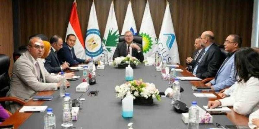 في زيارة مفاجئة لمقر الشركة.. وزير البترول يتابع تطور إنتاج حقول الفرعونية ببورسعيد - البطريق نيوز