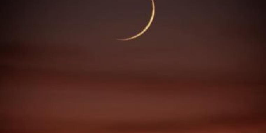 القمر يظهر هلالا رفيعا فى سماء الليل لهذه الأسباب - البطريق نيوز