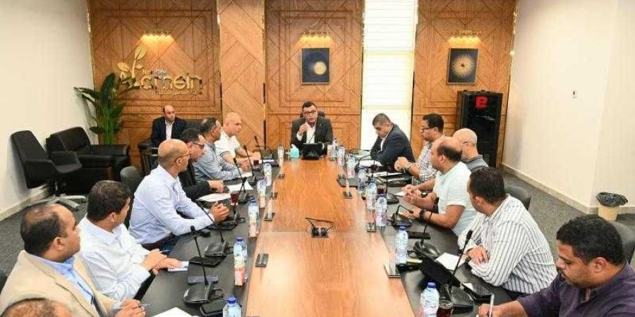 وزير الإسكان يعقد اجتماعا لمتابعة مشروعات مدينة العلمين الجديدة و”مارينا” - البطريق نيوز