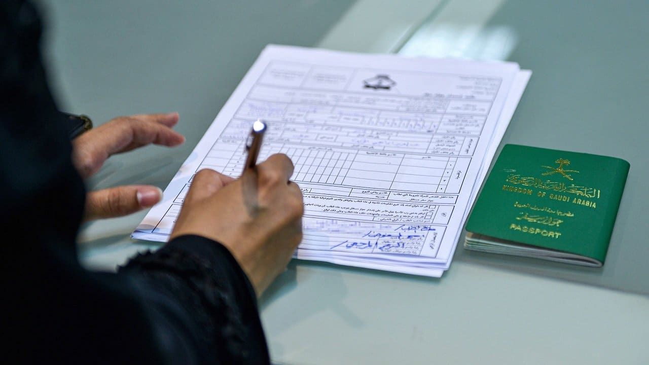 إيقاف تجديد الإقامة لجنسيات محددة في السعودية والكشف عن السبب
