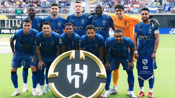 «مكافأة بطعم التقدير».. صندوق الاستثمار يدعم الهلال بأسلوبه الخاص بعد توديع المونديال
