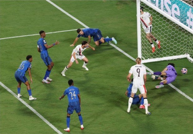 وزير الرياضة يهنئ الهلال بعد فوزه التاريخي على مانشستر سيتي: "فخر الكرة السعودية"